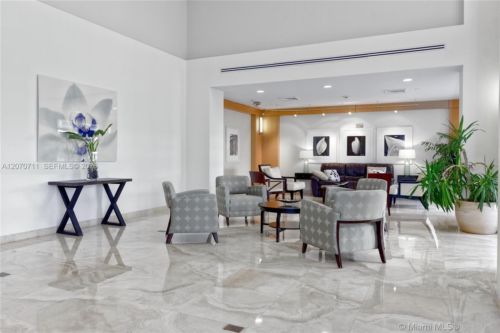 2080 S Ocean Dr LPH9 photo 2