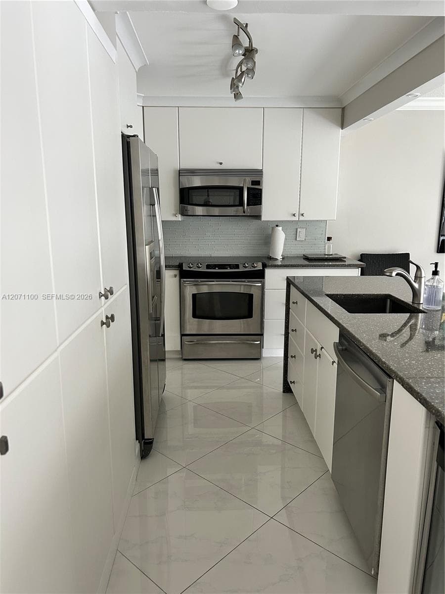 17800 N Bay Rd 803 photo 9