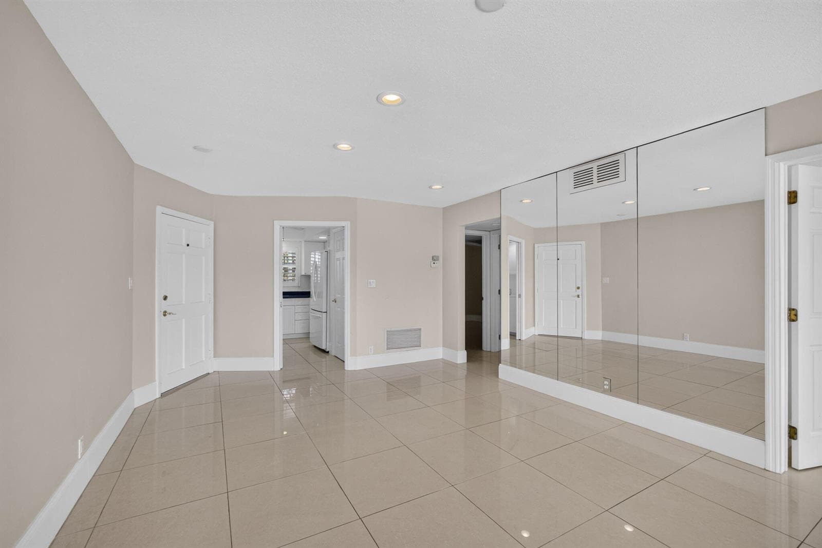 478 Tequesta Drive 204 photo 6