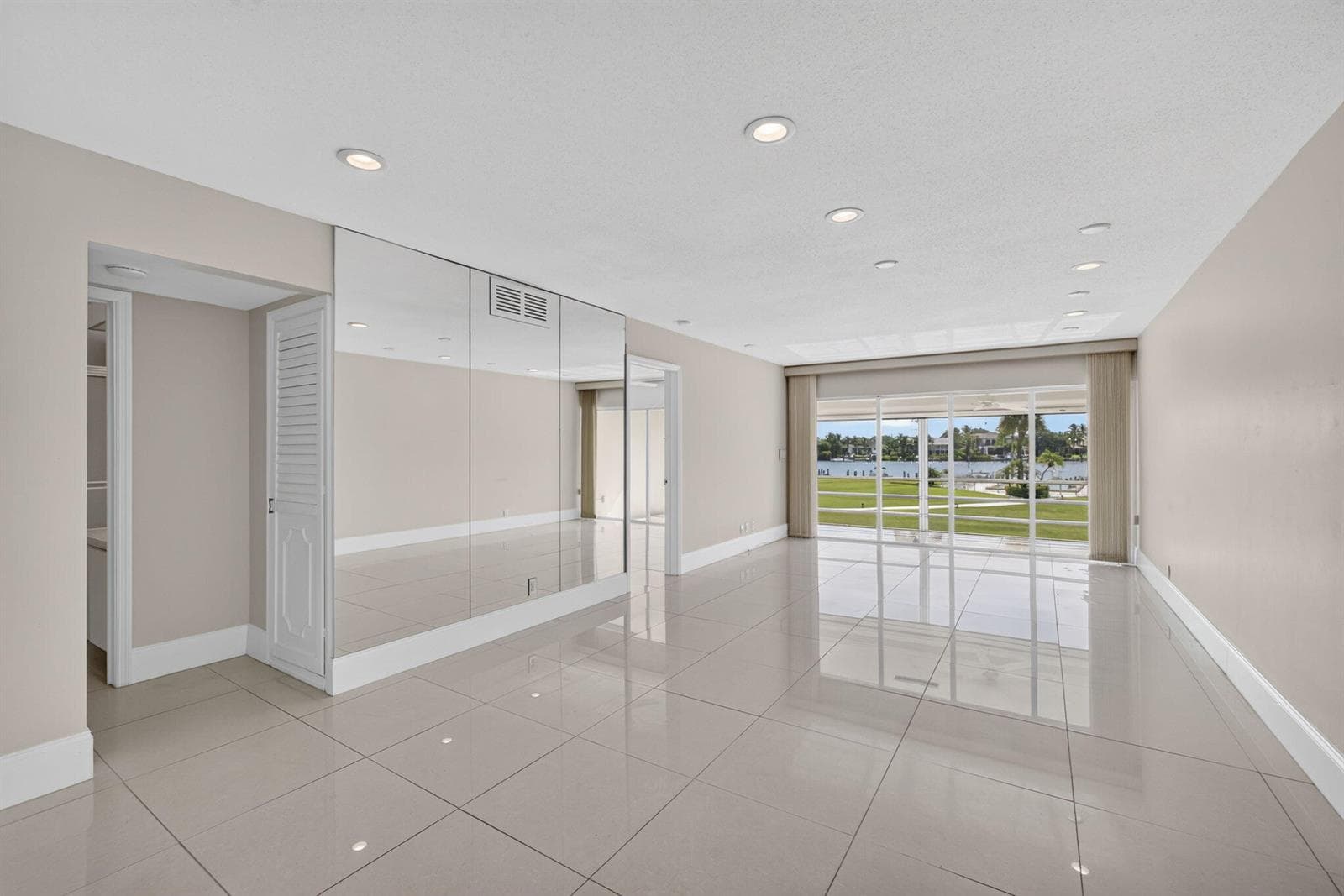 478 Tequesta Drive 204 photo 4