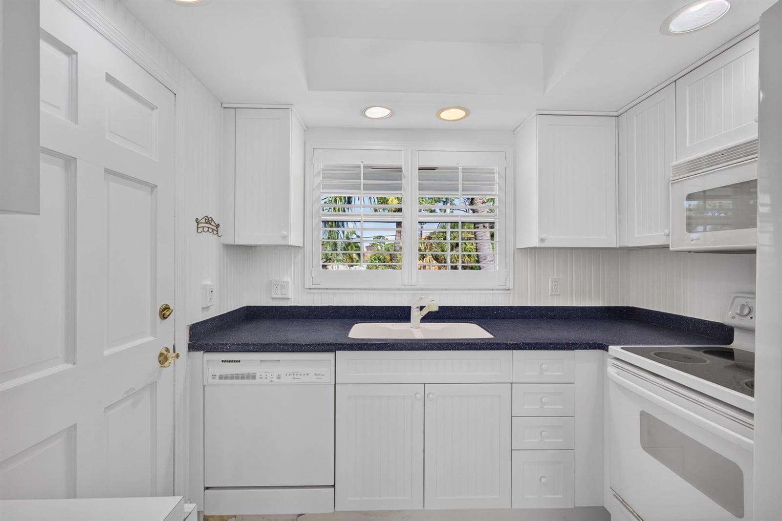 478 Tequesta Drive 204 photo 8