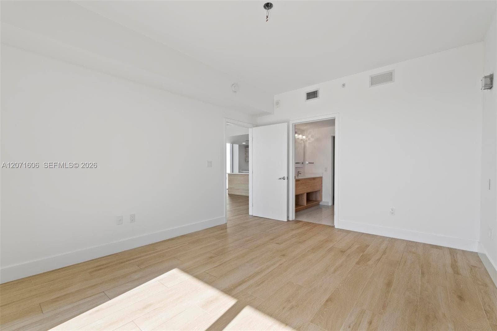 16385 Biscayne Blvd 521 photo 18