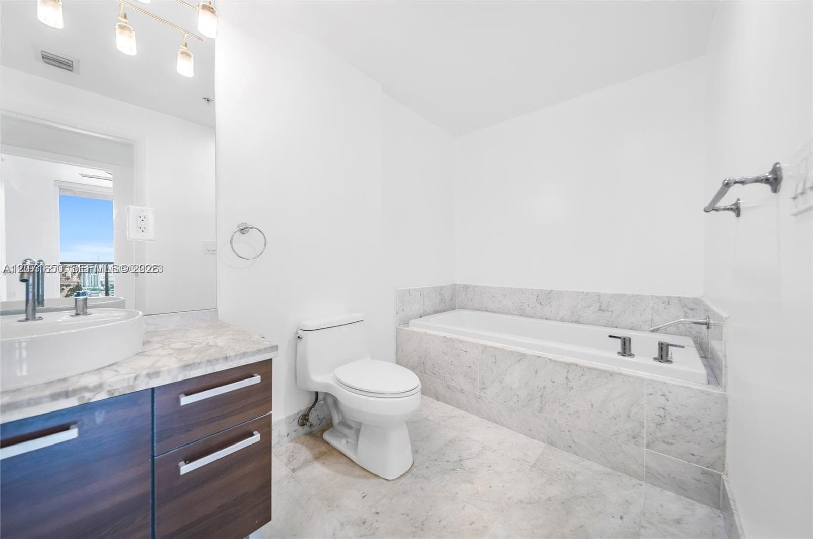 244 Biscayne Blvd 3704 photo 17