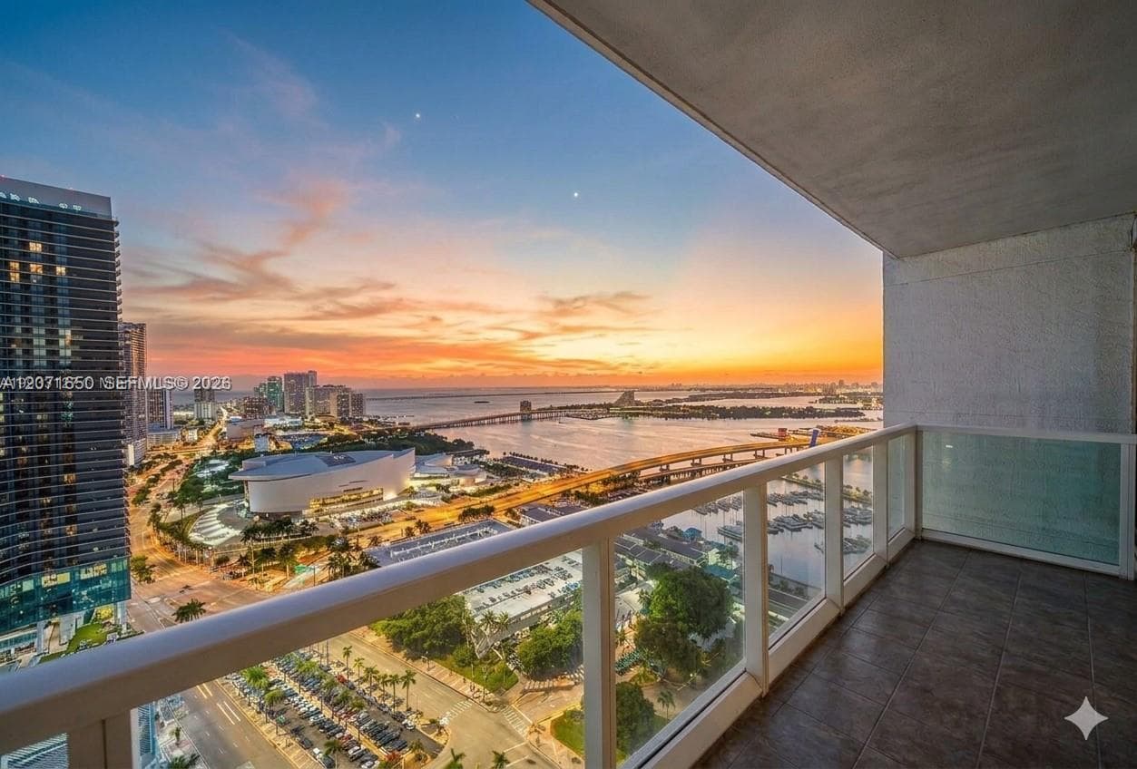 244 Biscayne Blvd 3704 photo 1