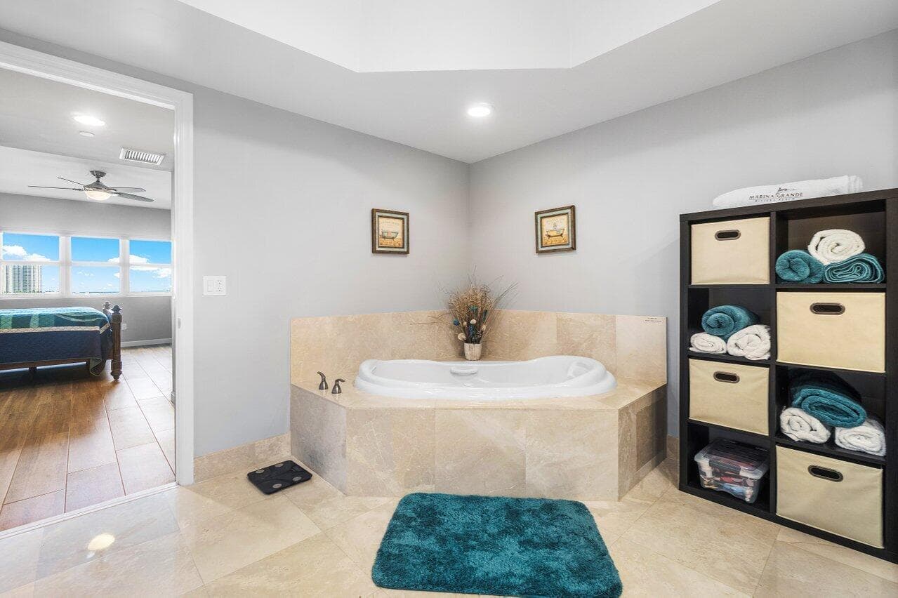 2640 Lake Shore Drive 711 photo 23