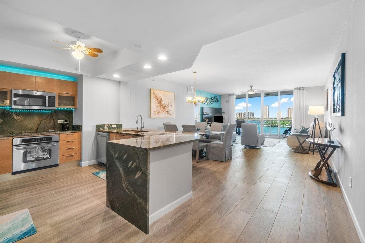 2640 Lake Shore Drive 711 photo 2