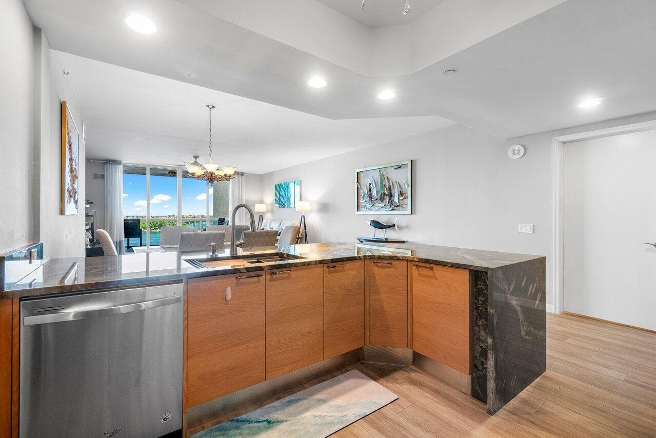 2640 Lake Shore Drive 711 photo 15