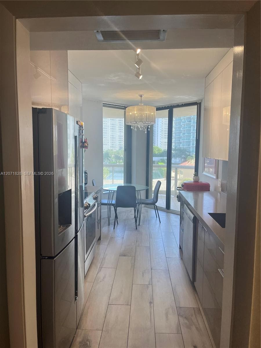 20191 E Country Club Dr 503 photo 13