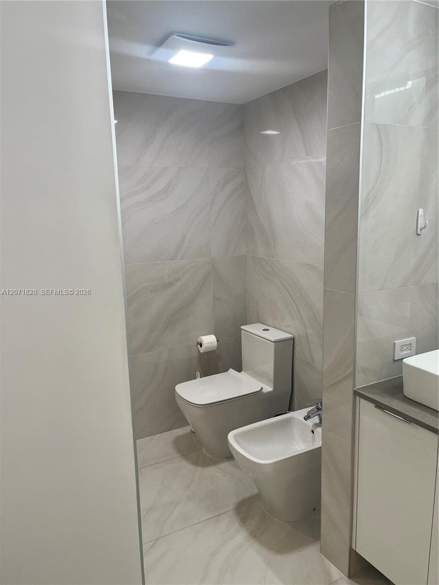 20191 E Country Club Dr 503 photo 1