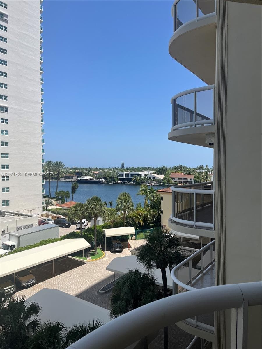 20191 E Country Club Dr 503 photo 9