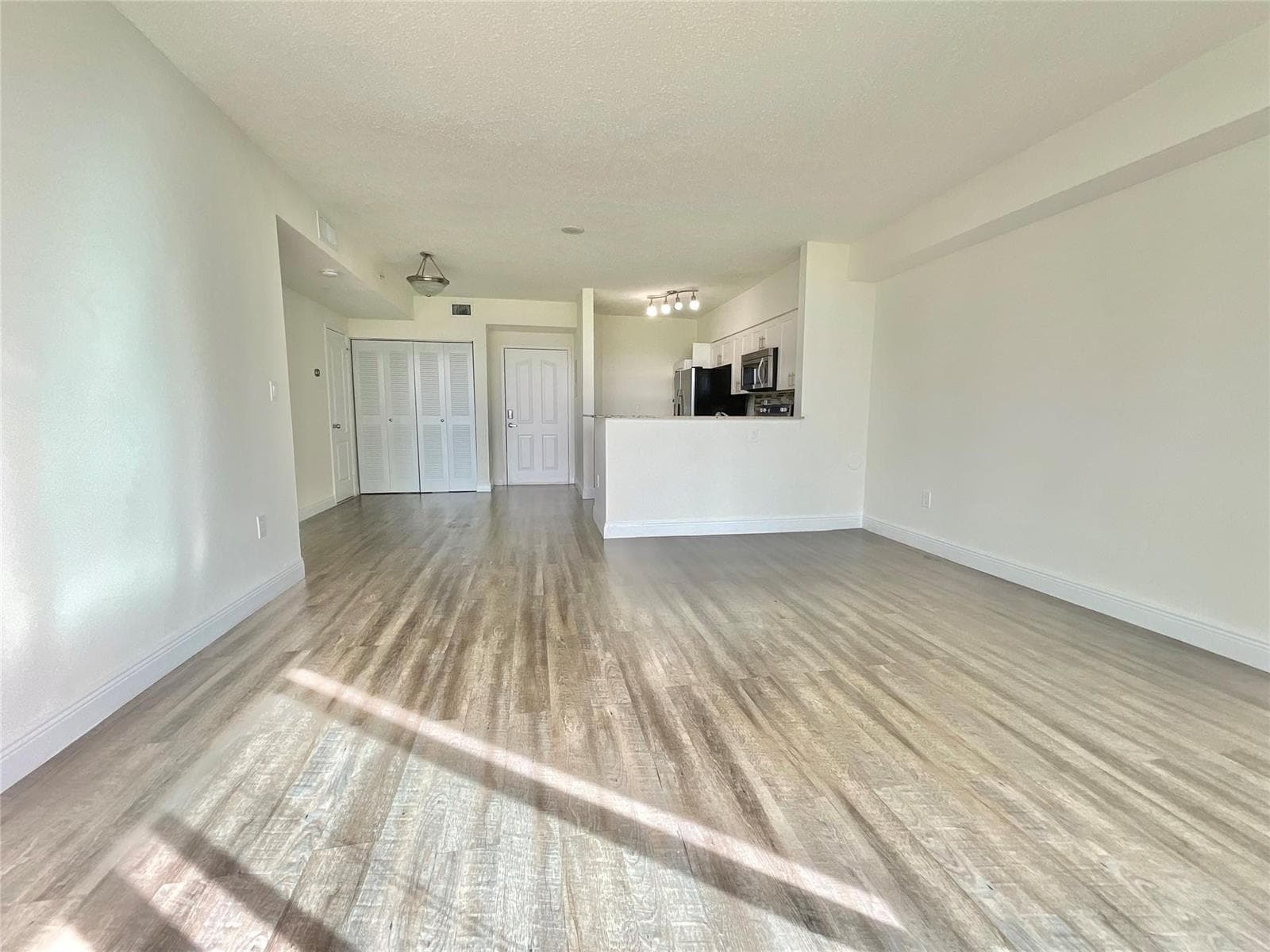 16900 N Bay Road 2-605 photo 2