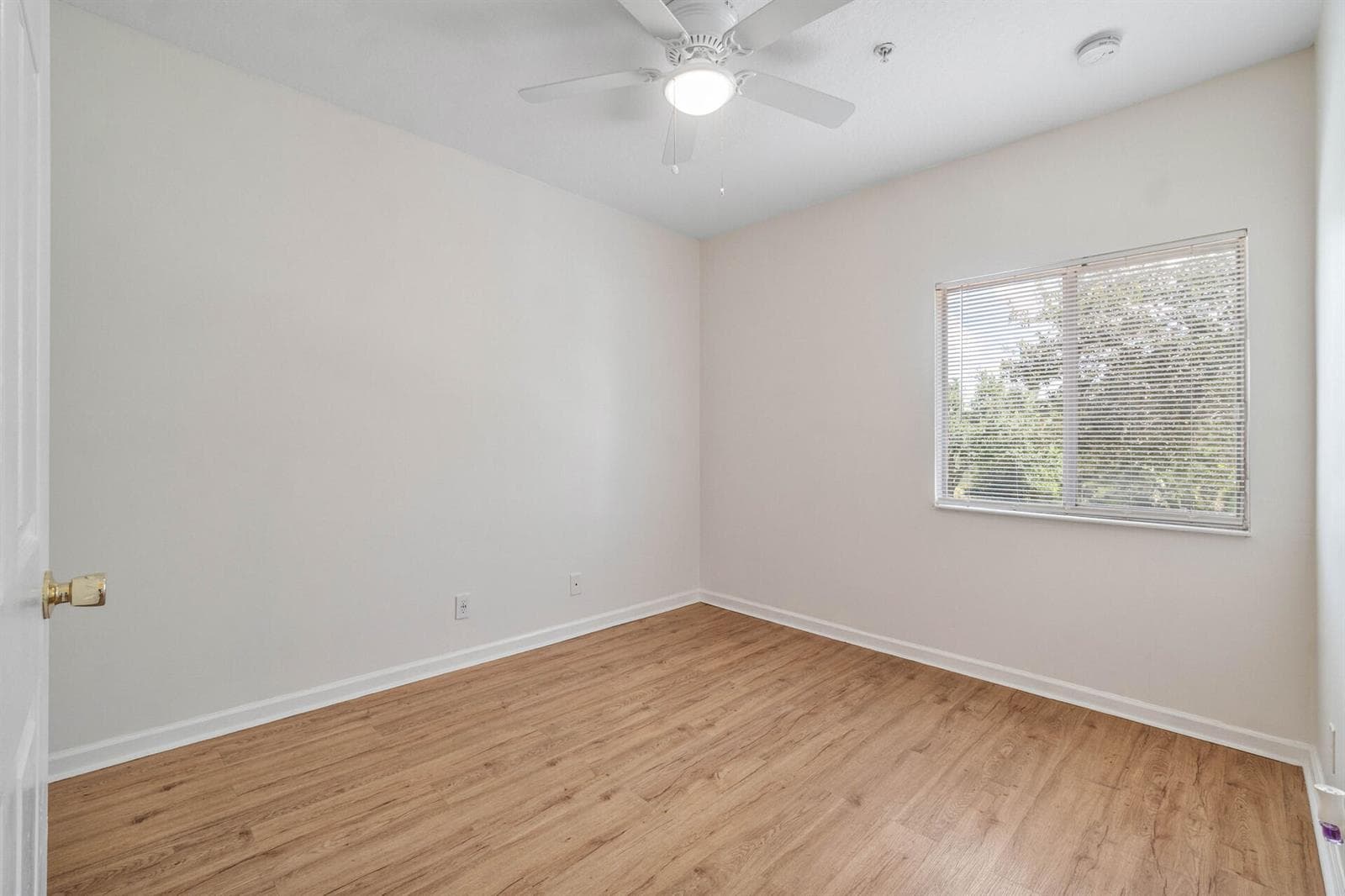 1161 GOLDEN LAKES Boulevard 1325 photo 6