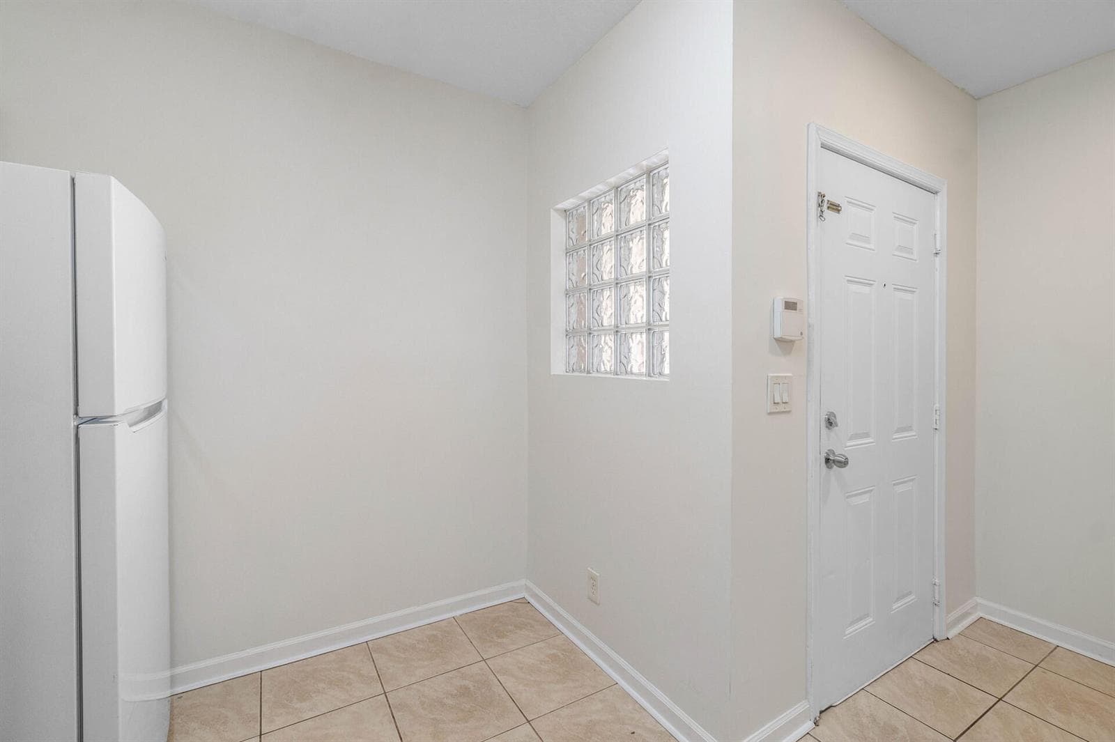 1161 GOLDEN LAKES Boulevard 1325 photo 5