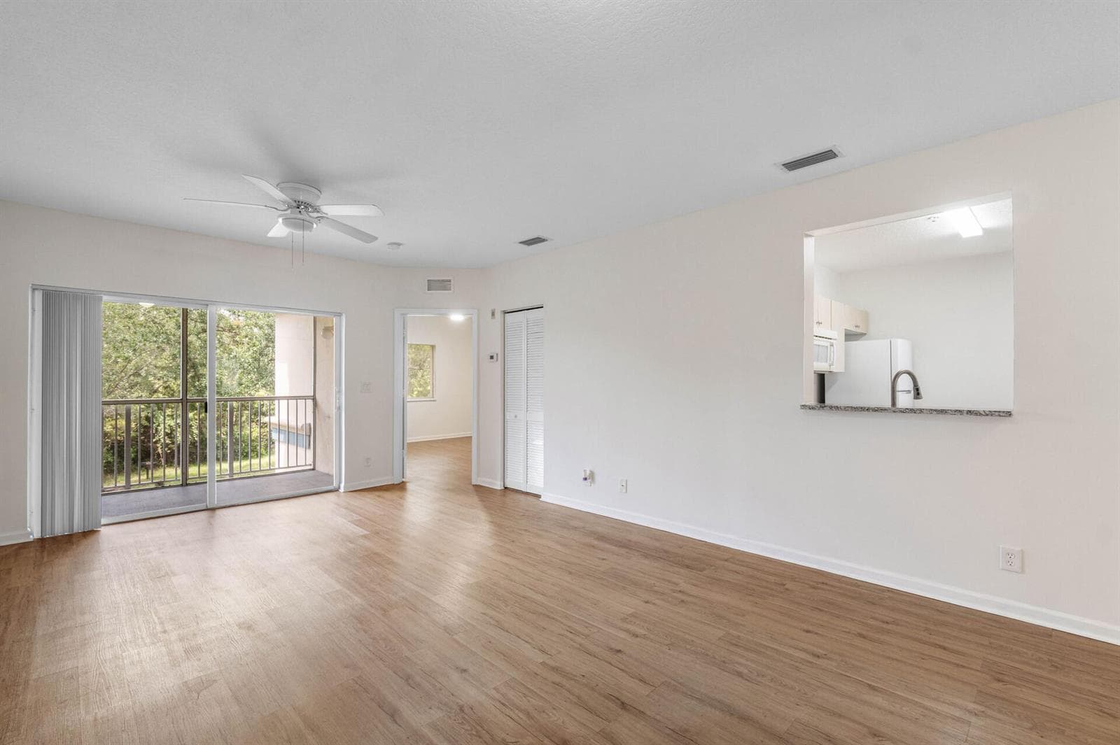 1161 GOLDEN LAKES Boulevard 1325 photo 10