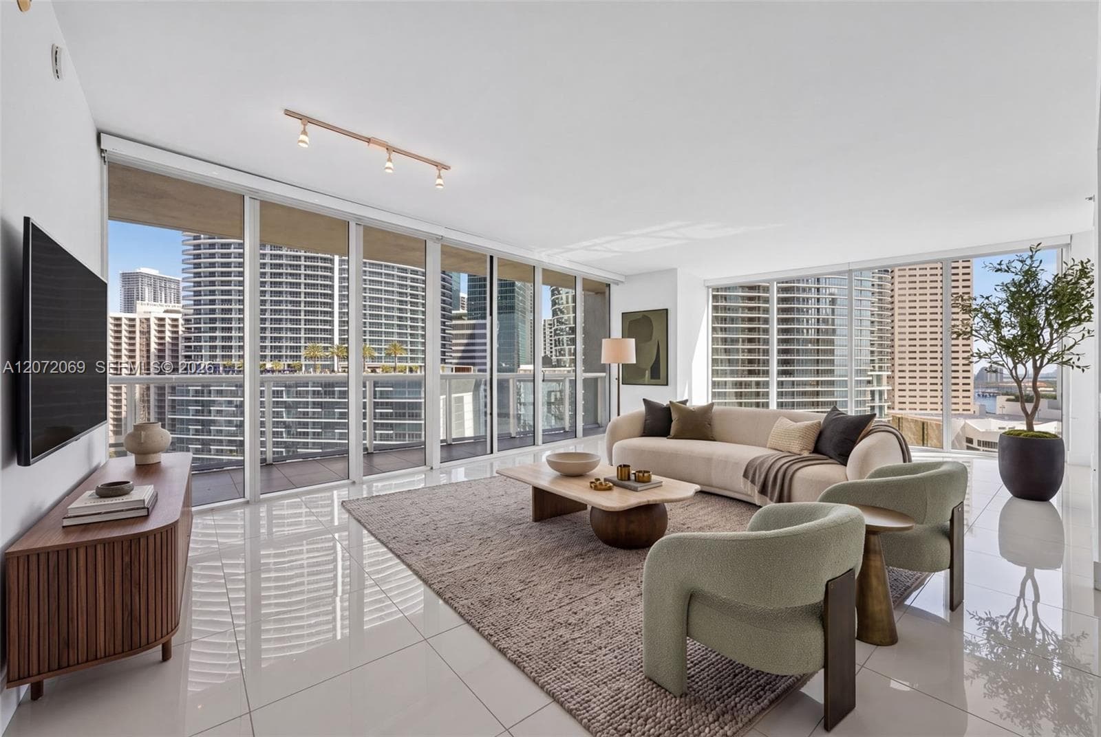 465 Brickell Ave 1602 photo 4