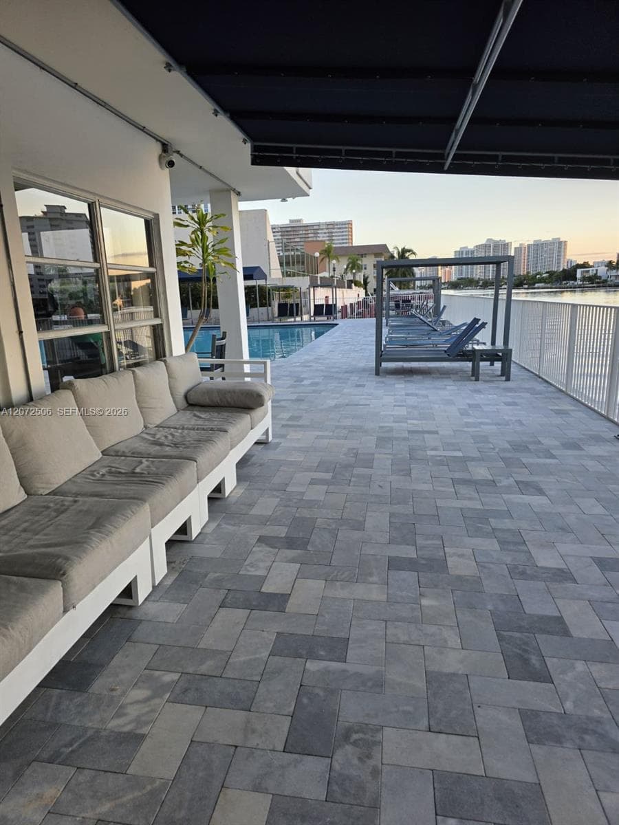 1833 S Ocean Dr 809 photo 2