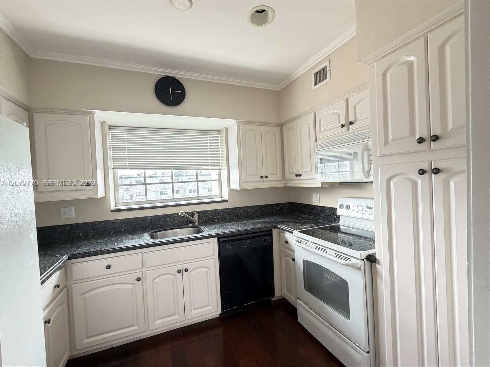 462 Golden Isles Dr 305 photo 9