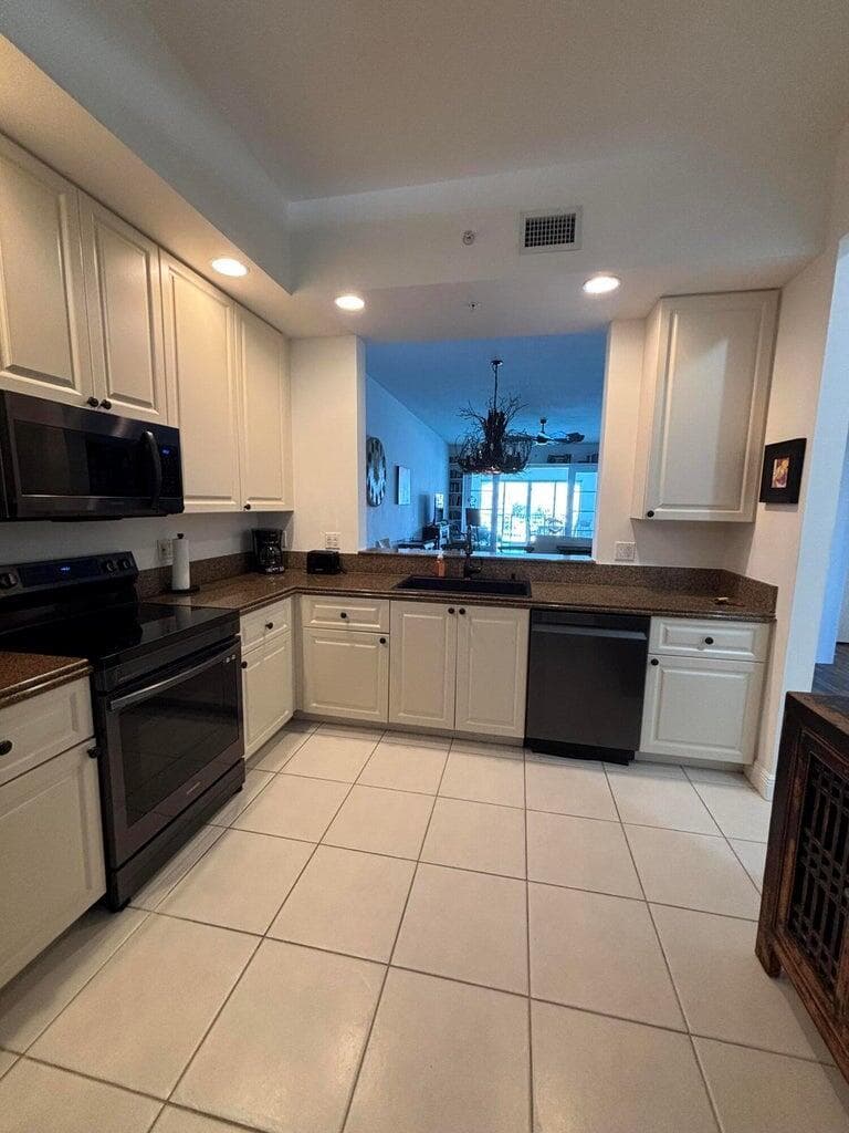 12 HARBOUR ISLE Drive W 306 photo 2