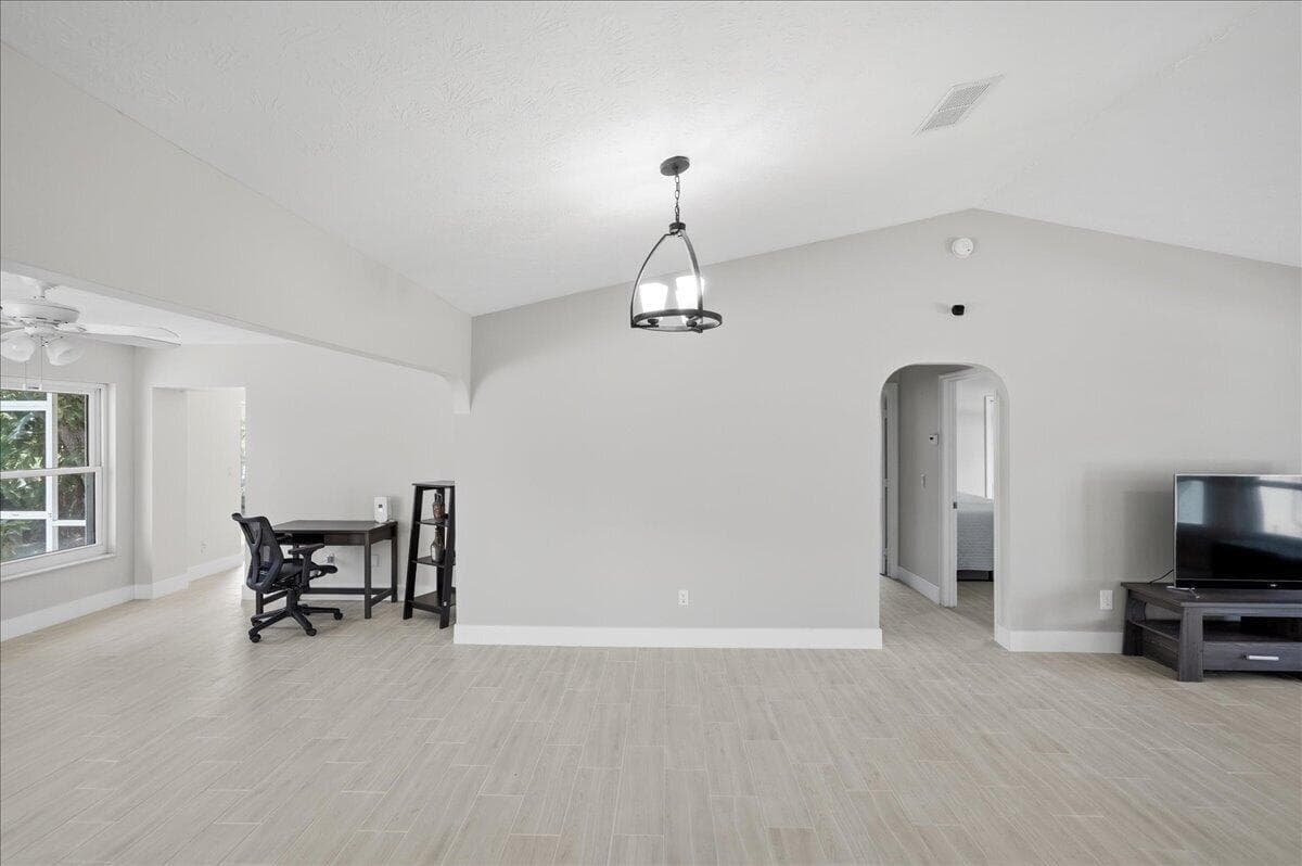 320 NE Surfside Avenue photo 24