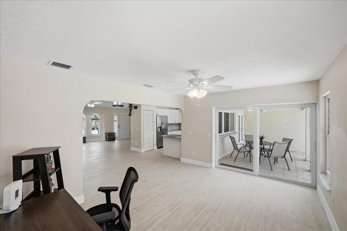 320 NE Surfside Avenue photo 8