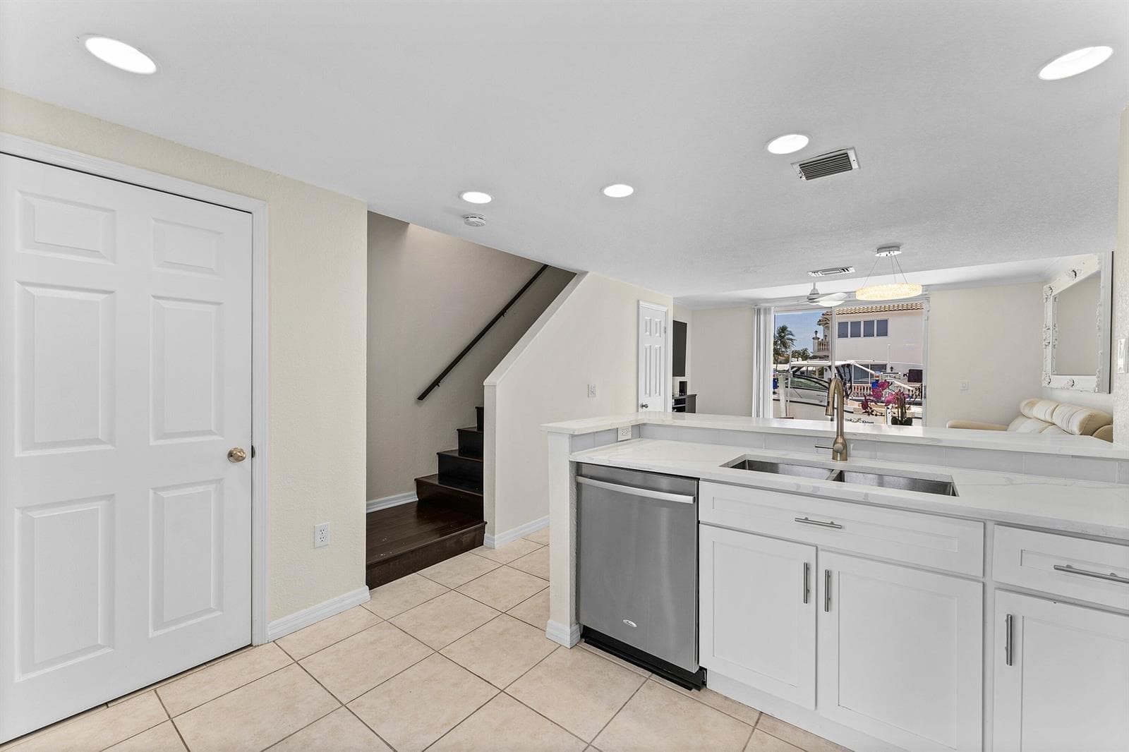 968 Jeffery Street photo 9