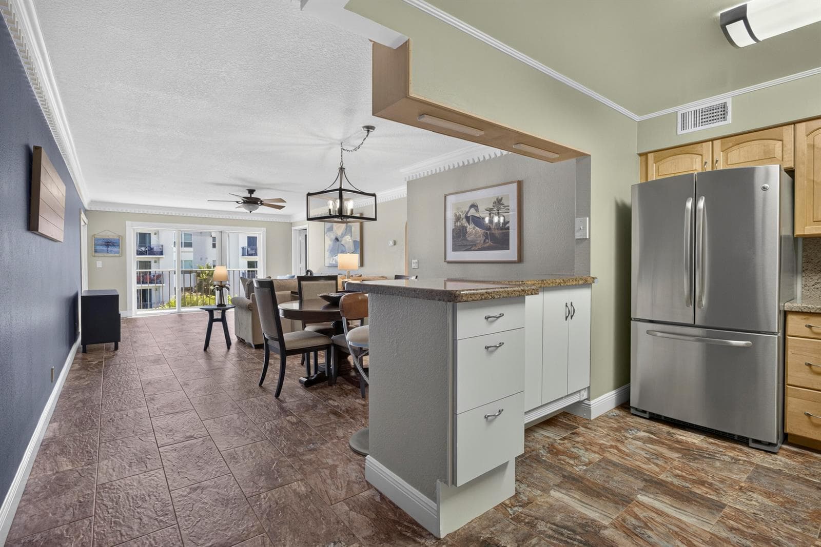 1206 S LAKE Drive 504 photo 2