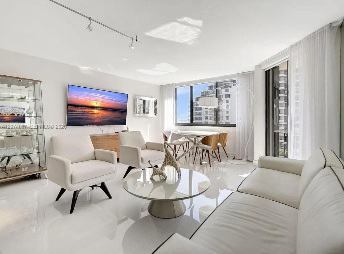 540 Brickell Key Dr 919 photo 3