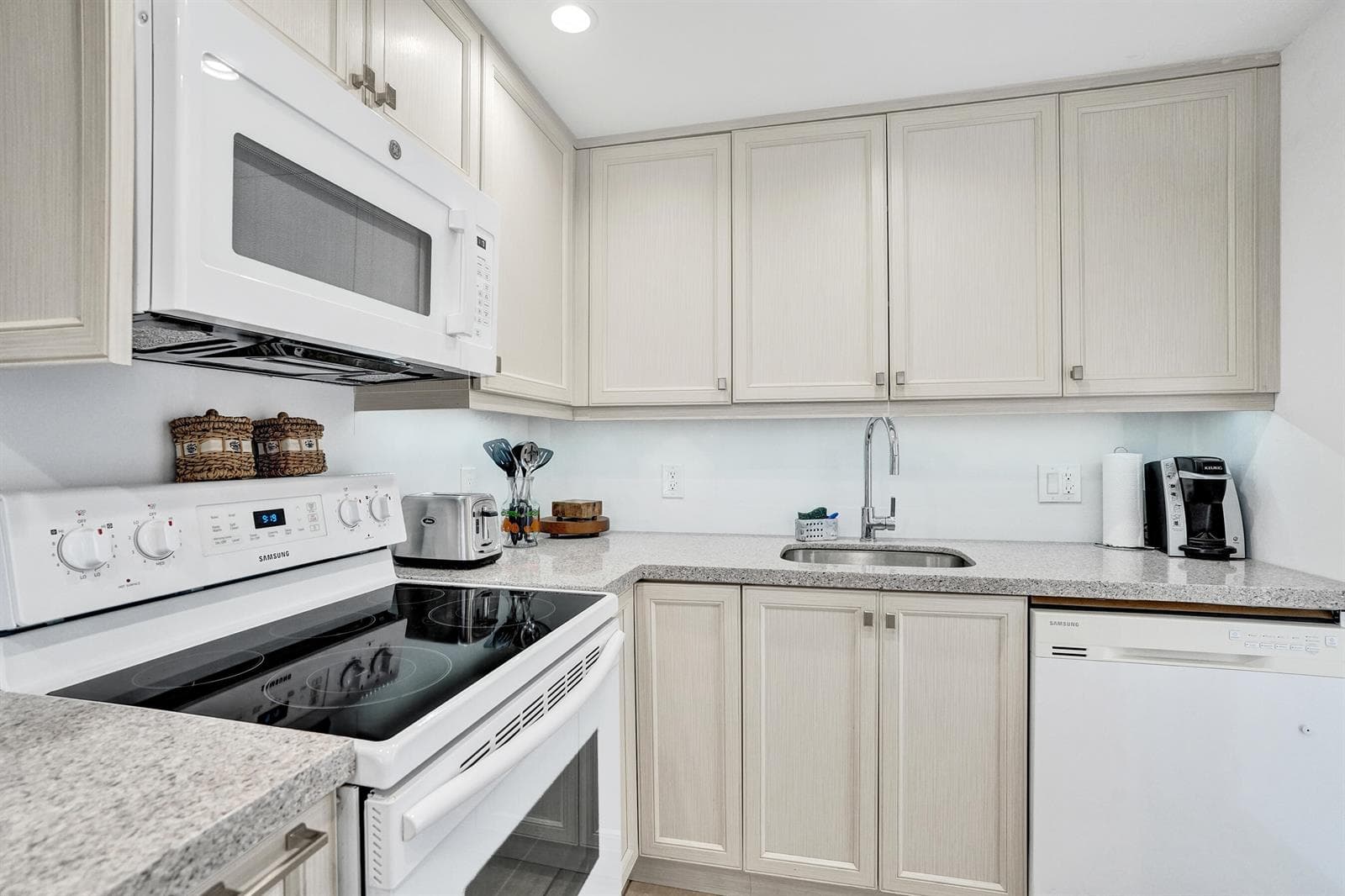 401 N Riverside Drive 201 photo 12