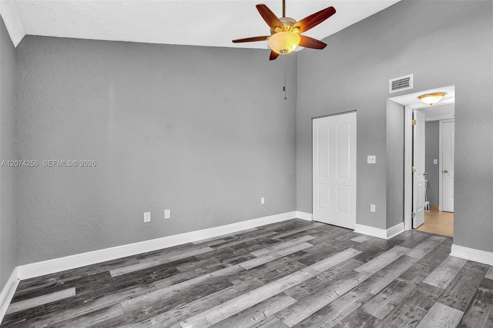 2803 N Oakland Forest Dr 206 photo 4