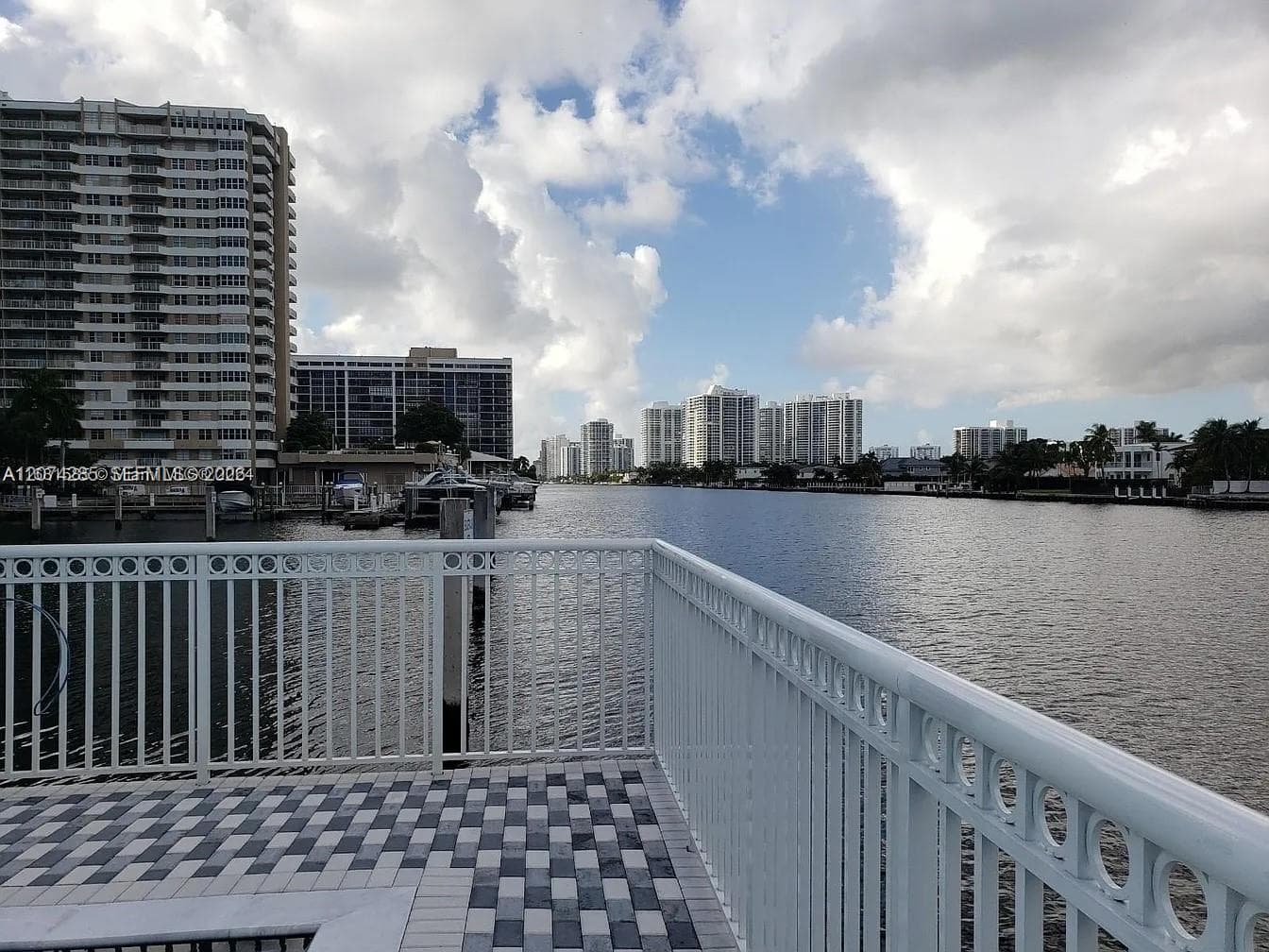1913 S Ocean Dr 422 photo 15