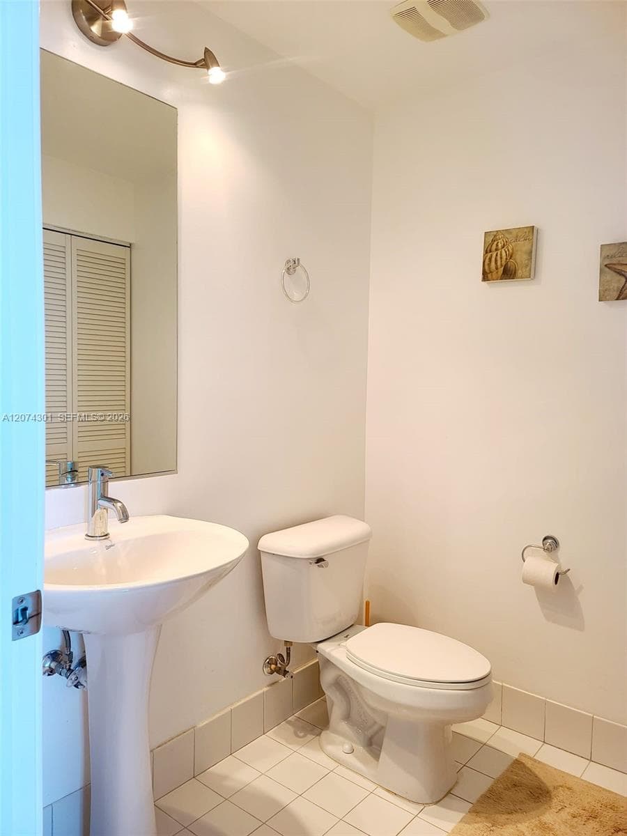 888 Biscayne Blvd 1610 photo 10