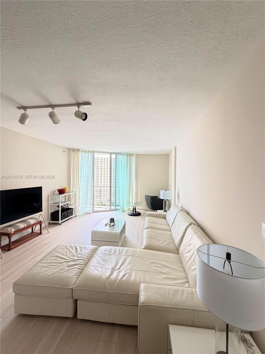 335 S Biscayne Blvd 2003 photo 8