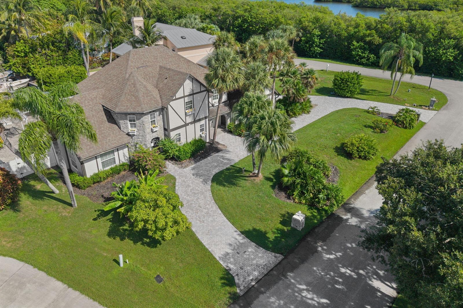 121 Queen Eugenia Court photo 4