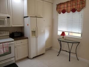 27 HARBOUR ISLE Drive W 305 photo 2