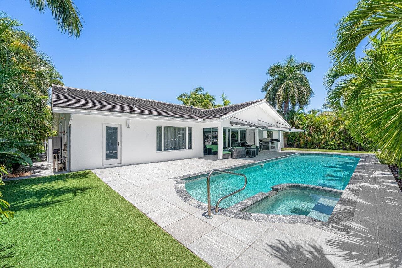 2540 MERCEDES Drive photo 9