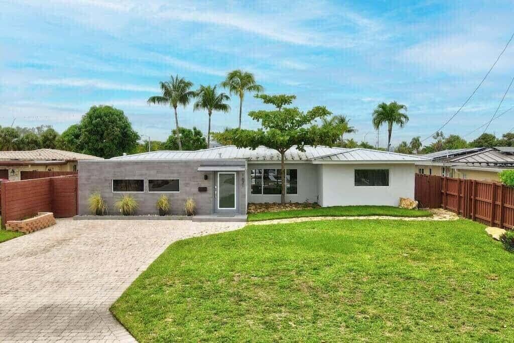 1631 Poinsettia Drive photo 3