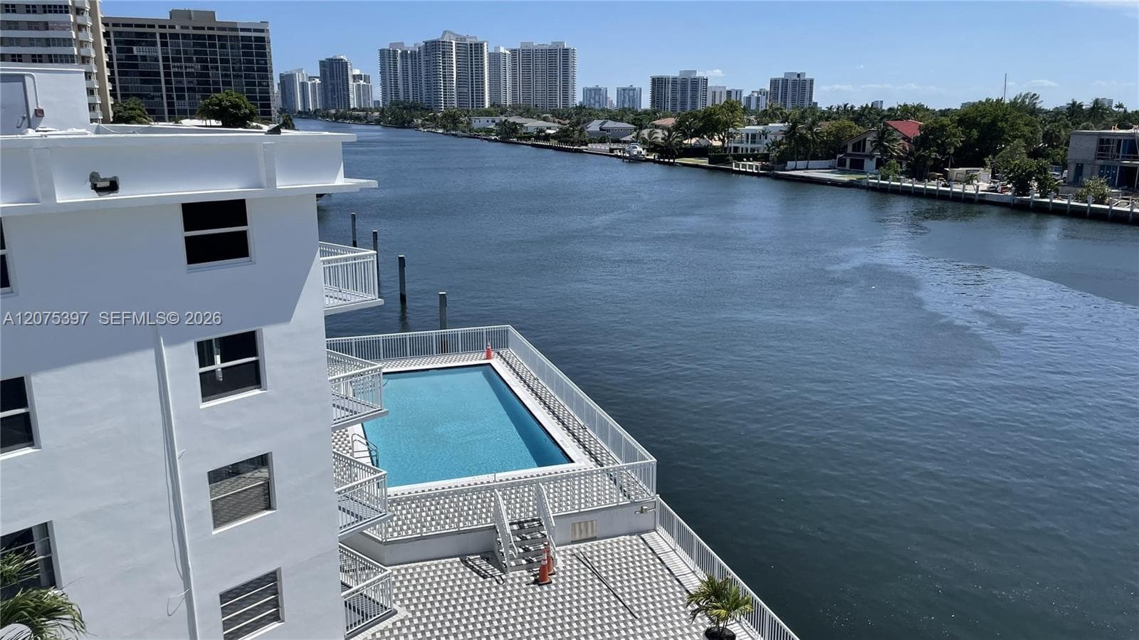 1913 S Ocean Dr 419 photo 2