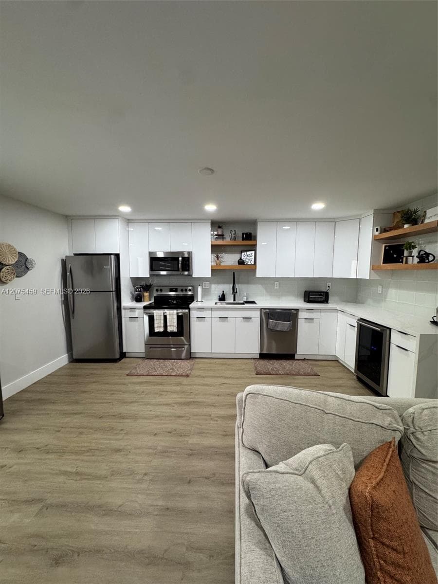 2420 Diana Dr 402 photo 2