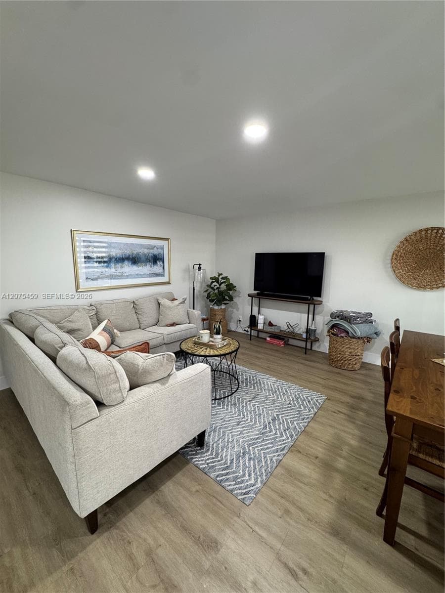 2420 Diana Dr 402 photo 6