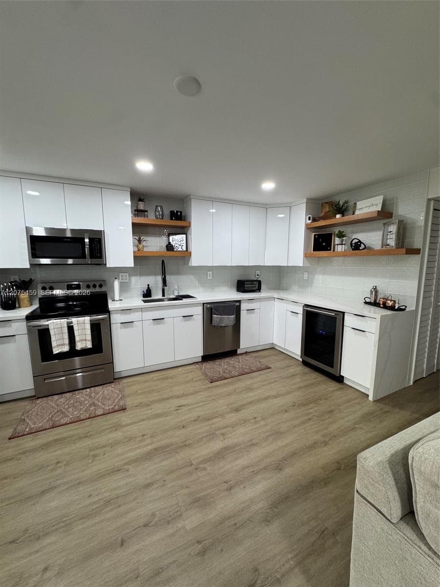 2420 Diana Dr 402 photo 3