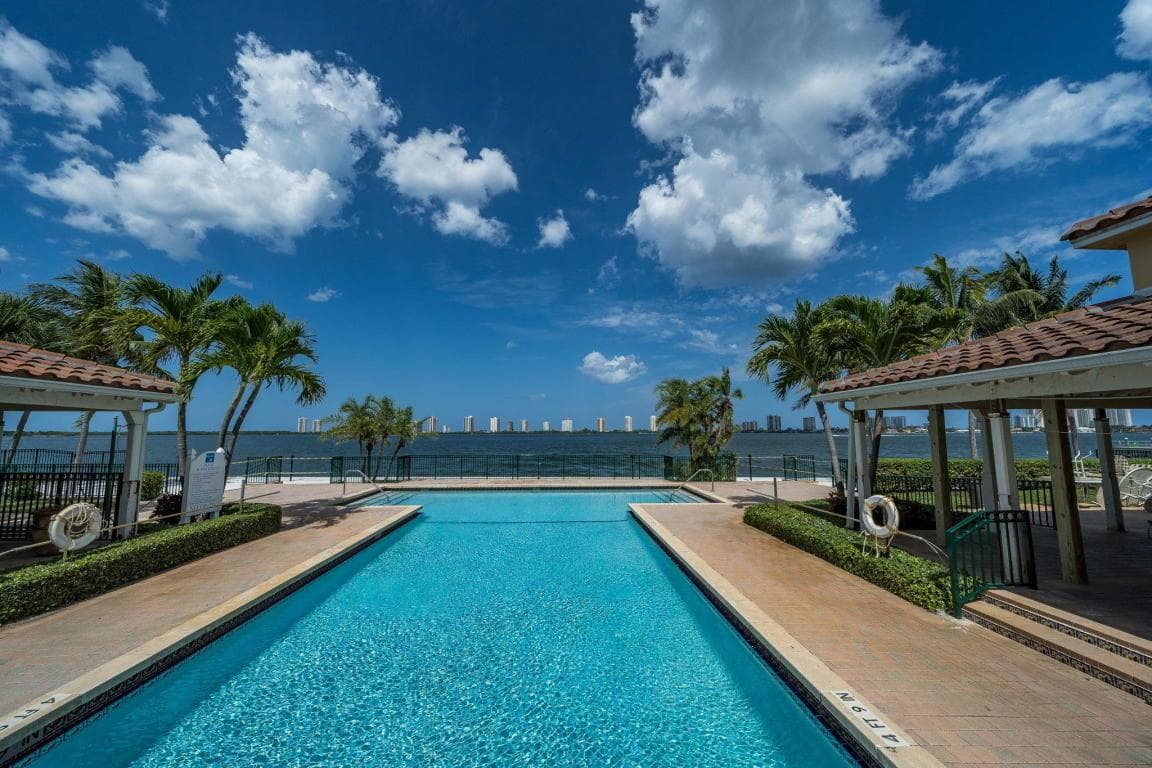 1035 LAKE SHORE Drive 103 photo 17
