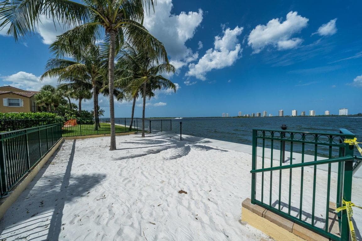 1035 LAKE SHORE Drive 103 photo 19