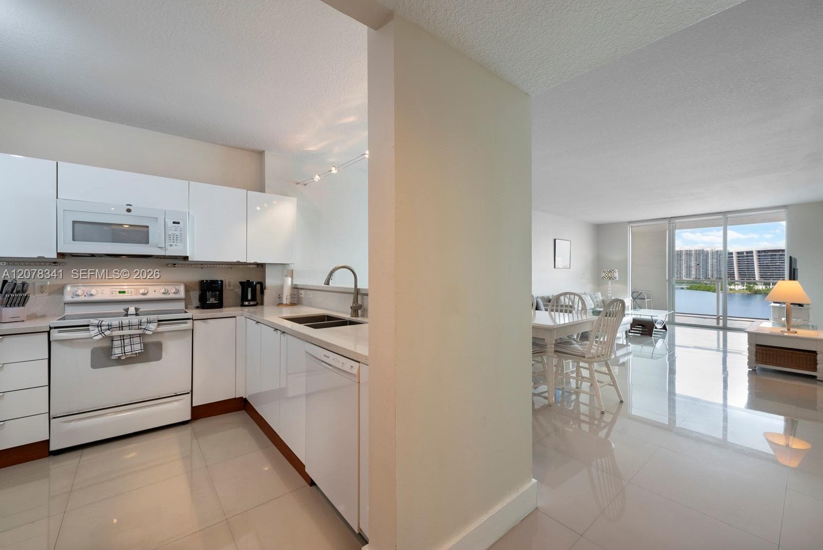 18100 N Bay Rd 1009 photo 3