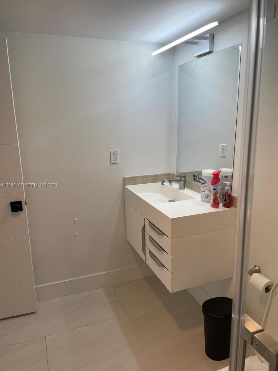 555 NE 15th St 27K photo 10