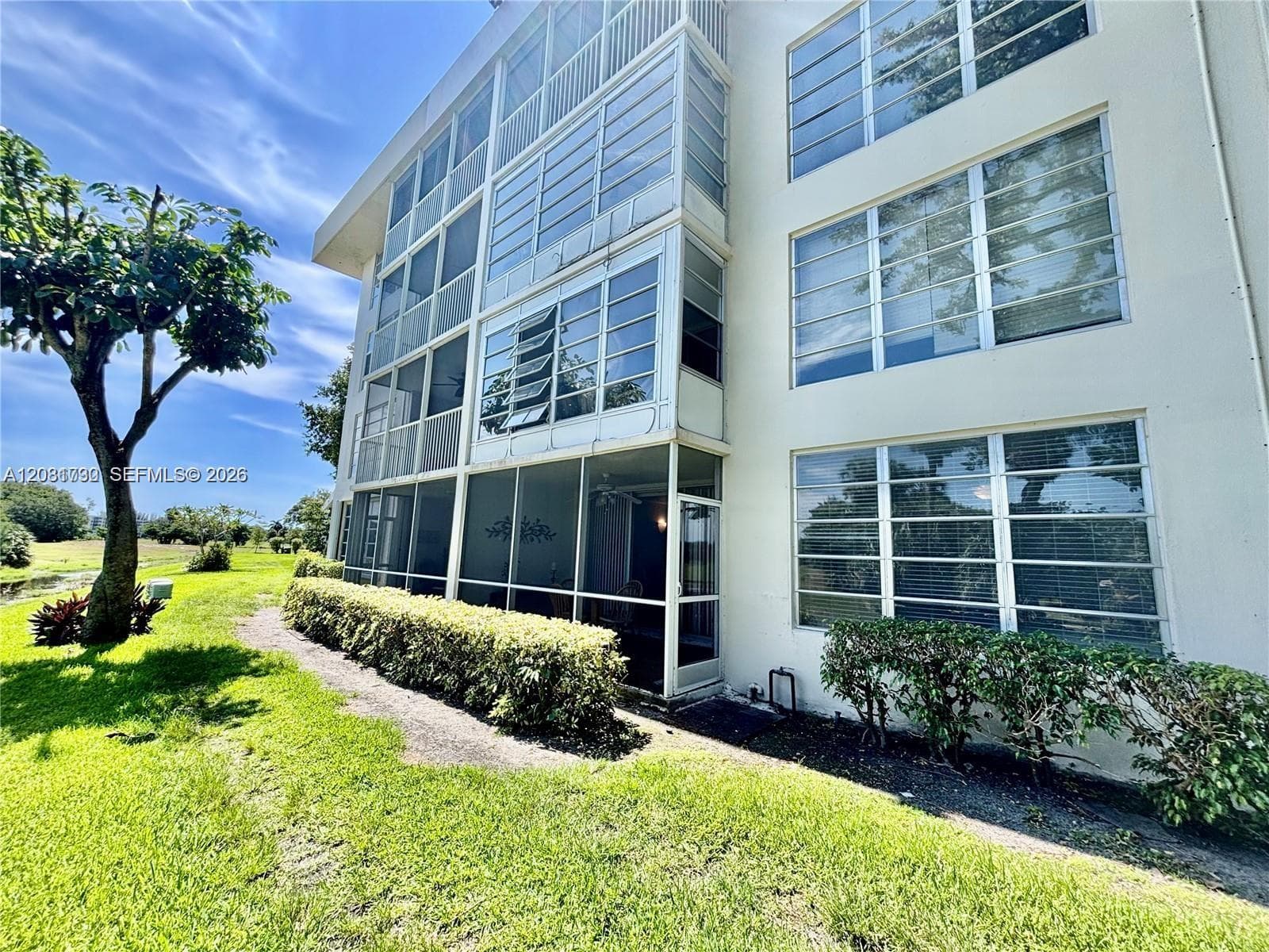 3051 S Palm Aire Dr 102 photo 23