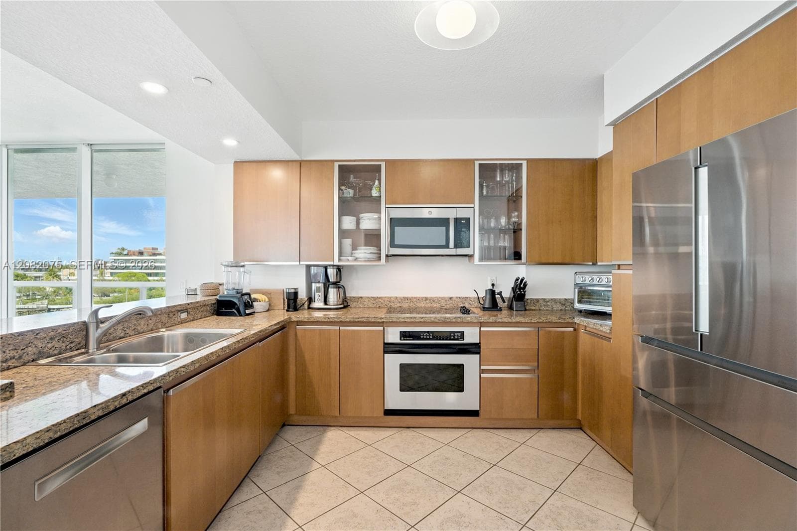 10 Venetian Way 604 photo 5