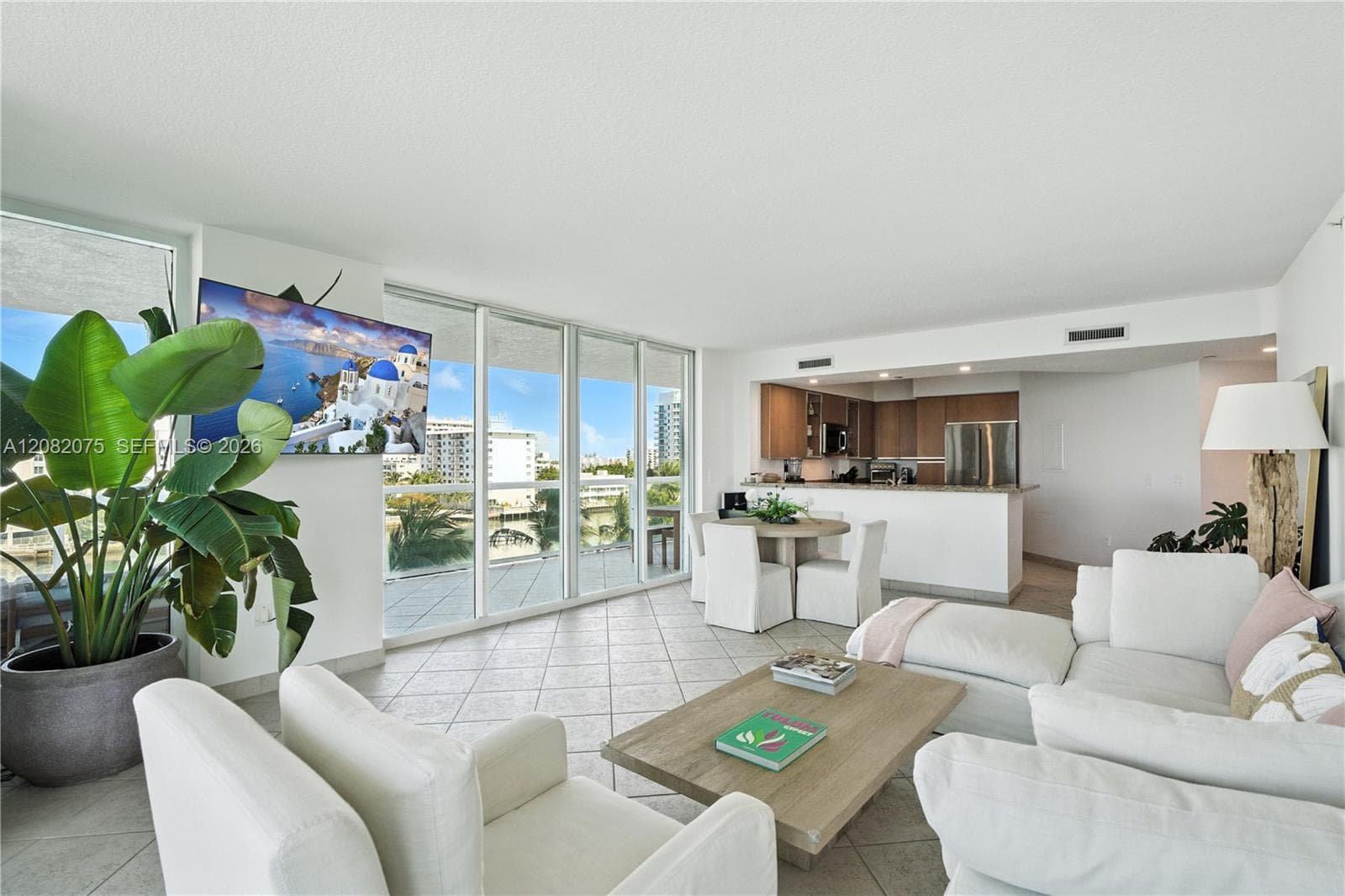 10 Venetian Way 604 photo 4