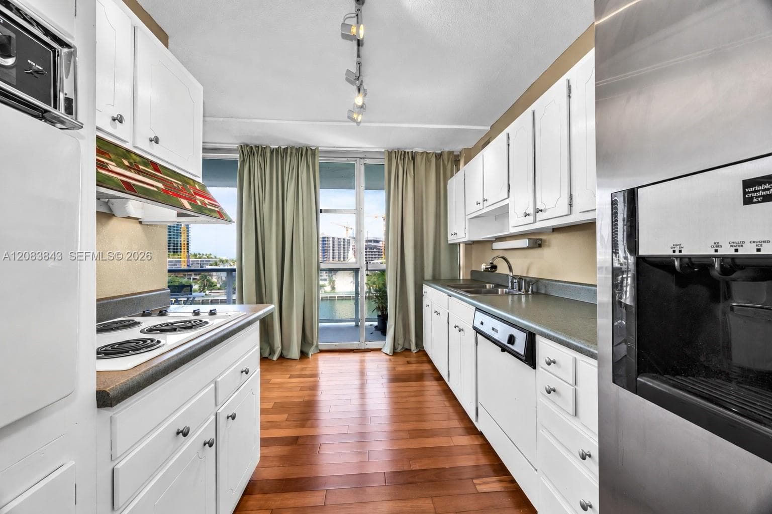 900 Bay Dr 601 photo 16