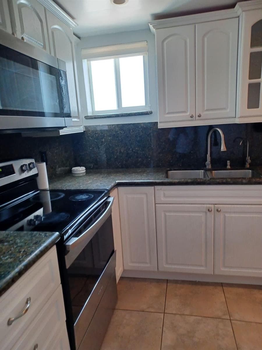 8001 N CRESPI Boulevard 2C photo 16
