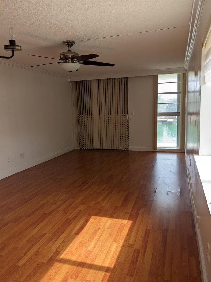 8001 N CRESPI Boulevard 2C photo 12